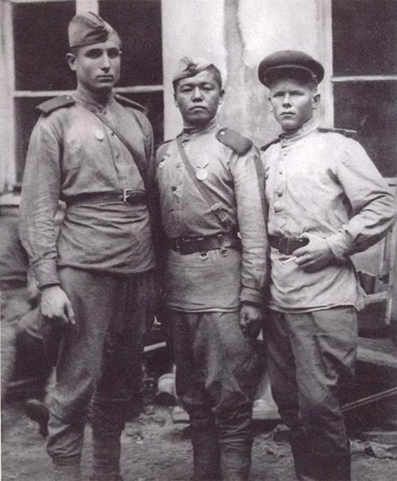 Новак М.П. с фронтовыми товарищами, 1945 год
