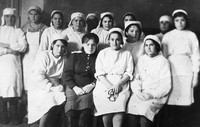 Медицинские работники эвакогоспиталя № 5058 2-го Украинского фронта. В центре хирург Кушнир З.М. Венгрия. 1944г.